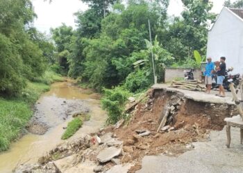 Ngeri! Tanggul Sungai di Mataraman Pati Ambrol, Jaraknya 1 Meter dari Permukiman