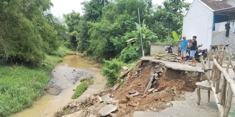 Ngeri! Tanggul Sungai di Mataraman Pati Ambrol, Jaraknya 1 Meter dari Permukiman