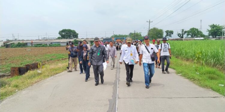 Ratusan Warga Kawal Pemeriksaan Setempat Jalan Sengketa Payang-Tambaharjo