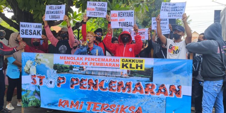 Warga Banyudono Rembang Demo Tuntut Pabrik Pengolah Ikan Ditutup