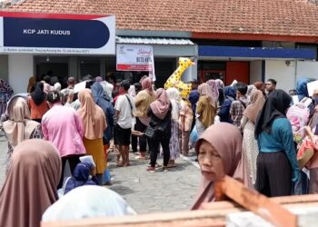 Demi Rp900 Ribu BLT Kesra, Ratusan Warga Kudus Panas-panasan Berjam-jam