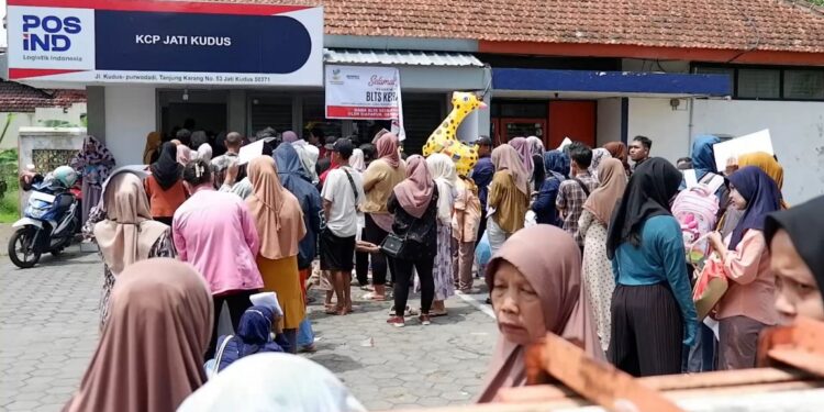 Demi Rp900 Ribu BLT Kesra, Ratusan Warga Kudus Panas-panasan Berjam-jam