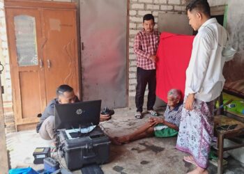 Pemkab Rembang Jemput Bola Perekaman e-KTP bagi Lansia di Desa Ngotet