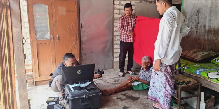 Pemkab Rembang Jemput Bola Perekaman e-KTP bagi Lansia di Desa Ngotet