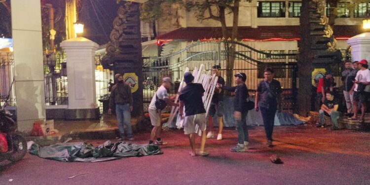 Baru 1,5 Jam Berdiri, Satpol PP Pati Minta Posko Keadilan Botok Cs Dibubarkan