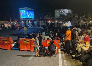 Warga Pati Nobar Timnas Sambil Bantu Korban Bencana Sumatra