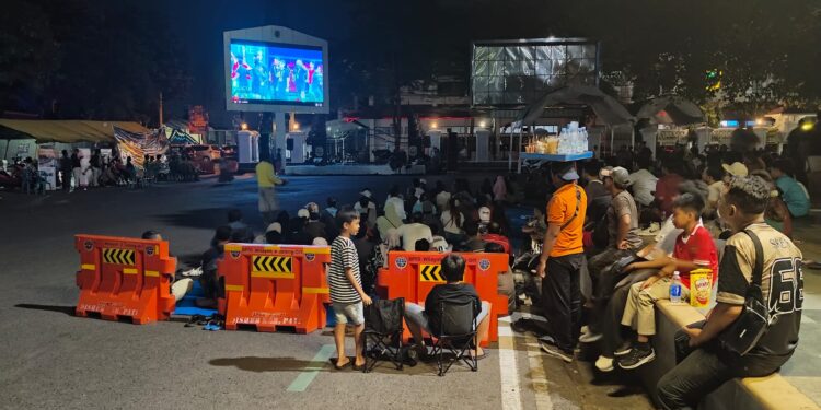 Warga Pati Nobar Timnas Sambil Bantu Korban Bencana Sumatra