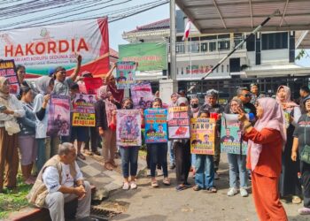 Kasus Dilimpahkan, Kedatangan Botok Cs di Kejari Pati Disambut Puluhan Warga