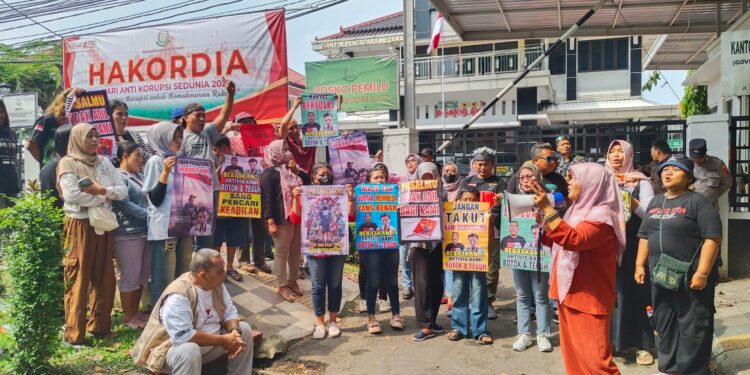 Kasus Dilimpahkan, Kedatangan Botok Cs di Kejari Pati Disambut Puluhan Warga