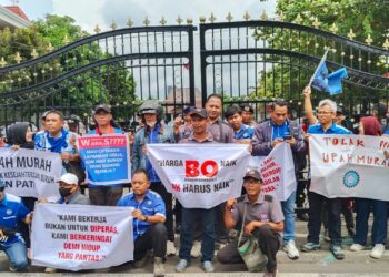 Geruduk Kantor Bupati Pati, Buruh: Harga “BO” Naik, Upah Harus Naik