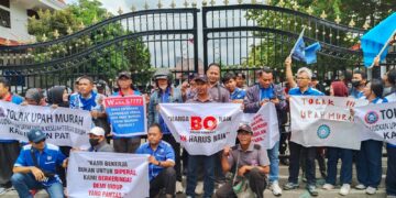 Geruduk Kantor Bupati Pati, Buruh: Harga “BO” Naik, Upah Harus Naik