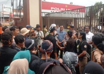 Puluhan Warga Sukolilo Pati Kawal Pemanggilan Gunretno di Polda Jateng