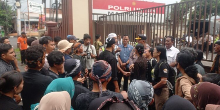 Puluhan Warga Sukolilo Pati Kawal Pemanggilan Gunretno di Polda Jateng