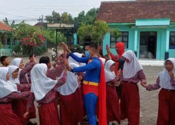 Bikin Heboh! Spiderman hingga Superman Antar MBG di Kudus