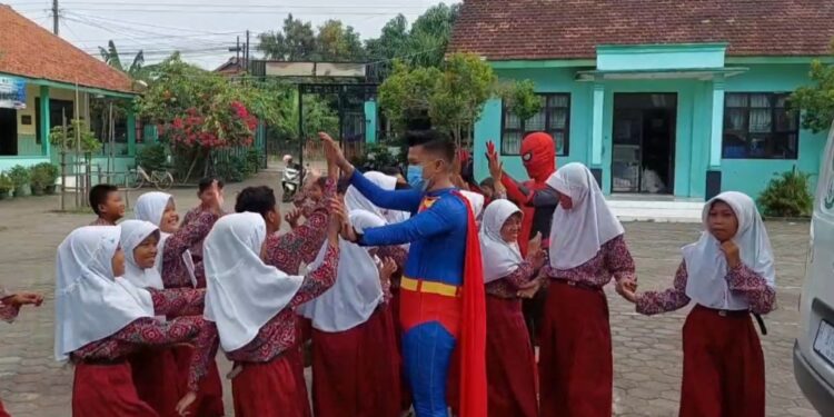 Bikin Heboh! Spiderman hingga Superman Antar MBG di Kudus
