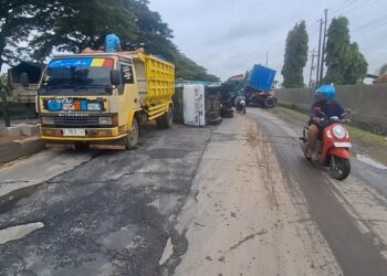 Truk Muatan Tanah Diseruduk Trailer di Demak, Pantura Macet hingga 13 Km