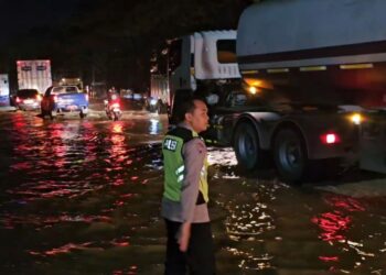 Terendam Banjir, Jalur Pantura di Batangan Pati Macet