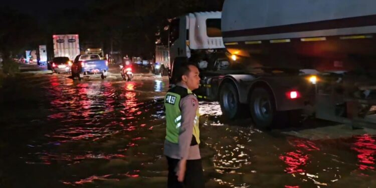 Terendam Banjir, Jalur Pantura di Batangan Pati Macet