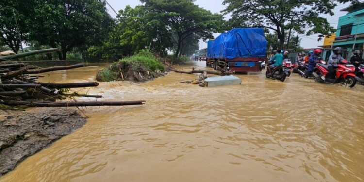 Banjir di Pantura Batangan Pati Belum Surut, Sejumlah Bangunan Roboh