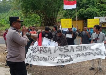 Diduga Mark-up Anggaran Proyek, Kades Sukolilo Pati Didemo Warganya