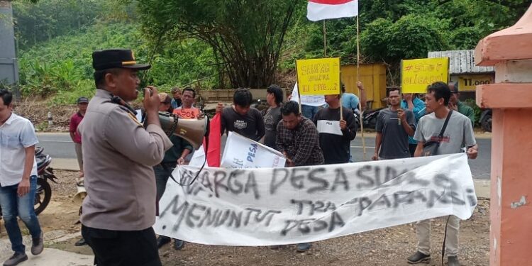 Diduga Mark-up Anggaran Proyek, Kades Sukolilo Pati Didemo Warganya