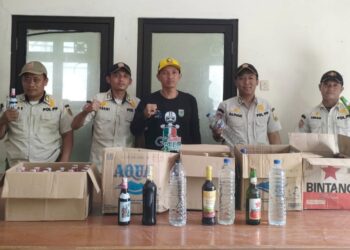 Satpol PP Kudus Amankan Puluhan Botol Miras dan Alat Karaoke