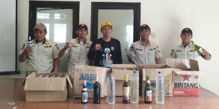 Satpol PP Kudus Amankan Puluhan Botol Miras dan Alat Karaoke