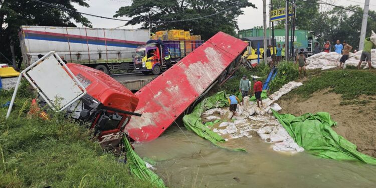 Sopir Mengantuk, Truk Trailer Pupuk Urea Terjun ke Sungai di Ketitangwetan Pati