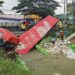 Sopir Mengantuk, Truk Trailer Pupuk Urea Terjun ke Sungai di Ketitangwetan Pati