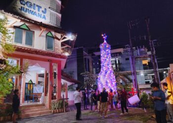 Cantiknya Pohon Natal dari Limbah Botol Plastik di GITJ Juwana Pati