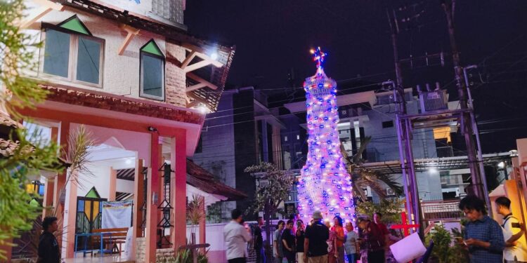 Cantiknya Pohon Natal dari Limbah Botol Plastik di GITJ Juwana Pati