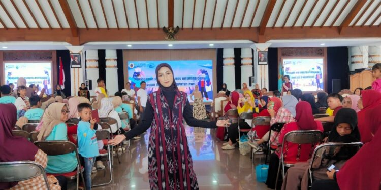 Aksi Memukau Para Disabilitas di Pati saat Menyanyi dan Fashion Show