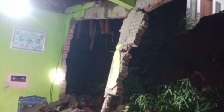 Rumah Warga Jrahi Pati Rusak Parah Tertimpa Tanah Longsor