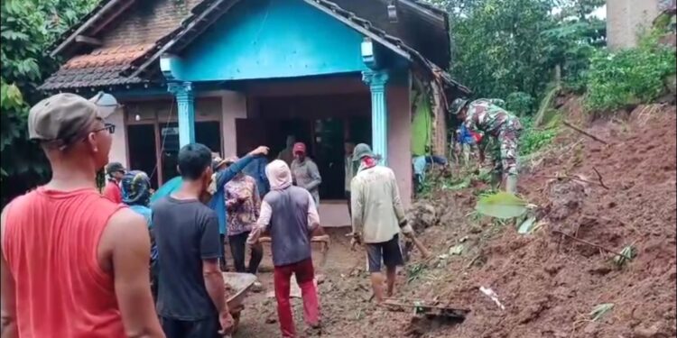 Rumah Rusak Tertimpa Longsor, Warga Jrahi Pati Harapkan Bantuan Pemerintah