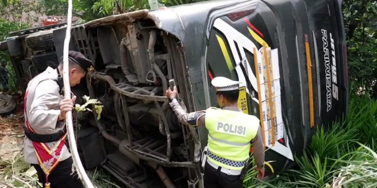 Diduga Rem Blong, Bus Peziarah Asal Lampung Terjun ke Jurang di Kudus