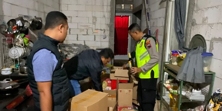 Grebek Warung di Rejosari, Polres Kudus Amankan Ratusan Botol Miras