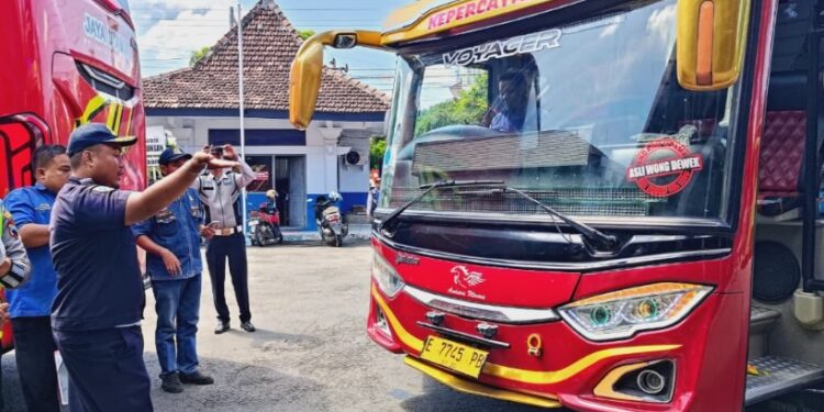 Jelang Nataru, Tim Gabungan Gelar Ramp Check Angkutan Umum di Rembang