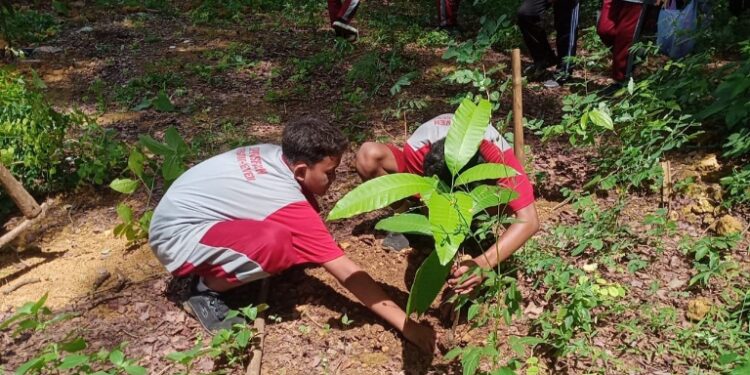 Gerak Nyata Siswa SMP di Pati Tanam Ribuan Pohon di Kendeng