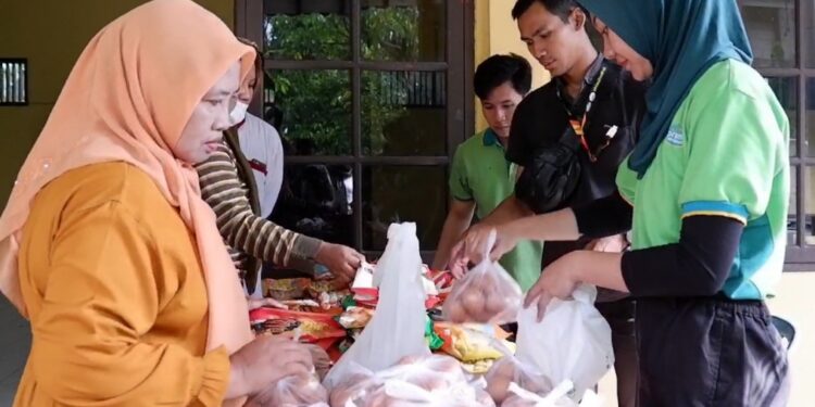 Dijual Lebih Murah, Emak-Emak di Kudus Serbu Pasar Murah Jelang Natal