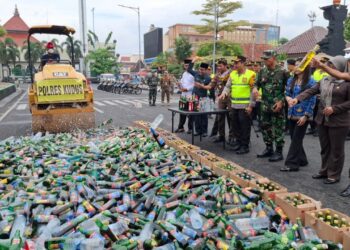 Musnahkan Ribuan Botol Miras, Kapolres Kudus: Wujud Tanggung Jawab