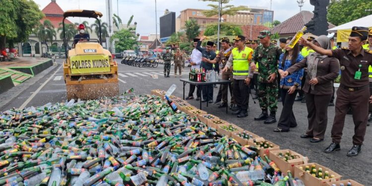 Musnahkan Ribuan Botol Miras, Kapolres Kudus: Wujud Tanggung Jawab