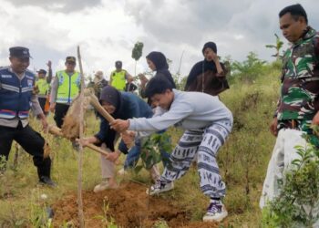 Lestarikan Kendeng, Warga Pati Gotong Royong Tanam Ribuan Pohon