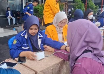 Pesan Cinta Mahasiswa Kudus di Hari Ibu Lewat Cek Kesehatan Gratis di CFD