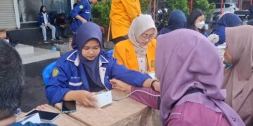Pesan Cinta Mahasiswa Kudus di Hari Ibu Lewat Cek Kesehatan Gratis di CFD