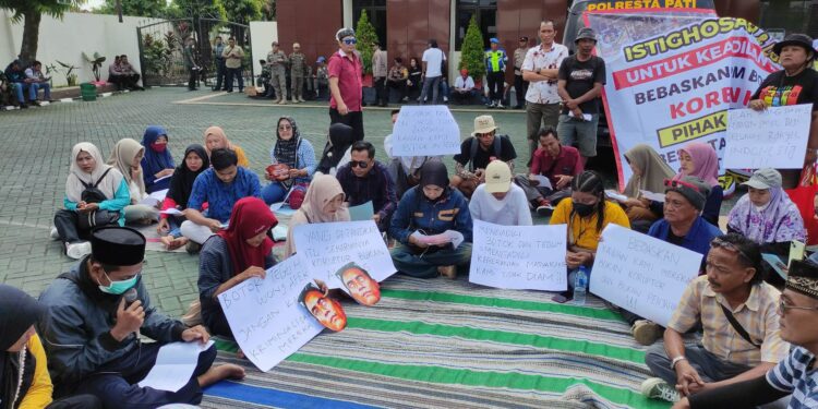 Seratusan Massa AMPB Kawal Sidang Perdana Botok Cs di PN Pati