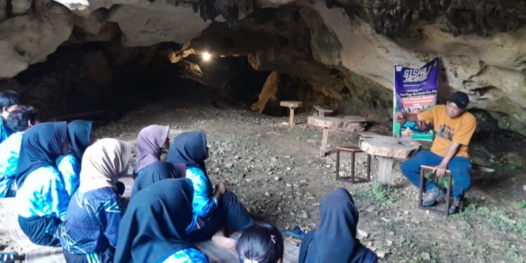 Siswa SMA di Kayen Isi Libur Sekolah dengan Lestarikan Gunung Kendeng