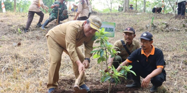 Tanam Pohon di Goa Terawang, Bupati Blora: Kita Tak Ingin Anak Cucu Kebanjiran