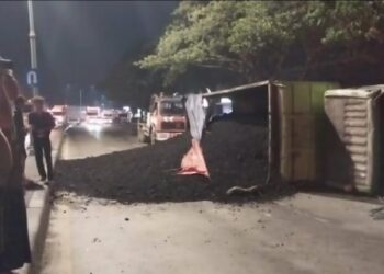 Truk Batubara Terguling di Pantura Demak, Arus Lalu Lintas Macet