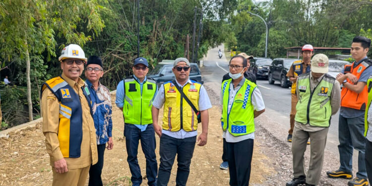 Tinjau Perbaikan Jalan Sulang–Sumber, Bupati Rembang Soroti Tiang Kabel Semrawut