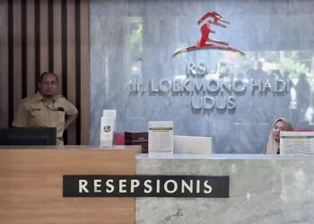 Pegawai RSUD dr Loekmono Hadi sedang menunggu pasien
